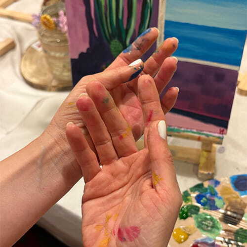 Рисуване на картина с кактус, четка и цветна палитра в Paint Me Varna