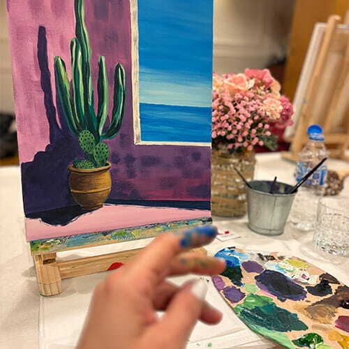 Ръка, изцапана със синя боя по време на рисуване в Paint Me Varna