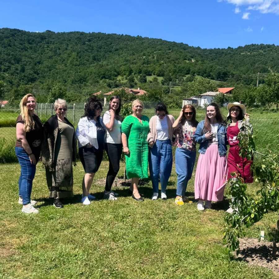 Обяд на селската печка в Булаира - 
  чиста храна от градината след рисуване сред природата